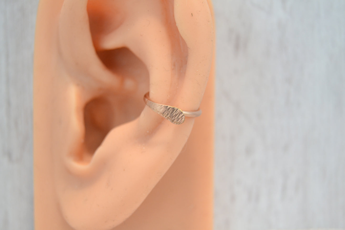 Chic 14k Gold Textured Cartilage Earring